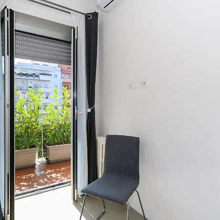 Modern & Cozy With Balcony Apartment *