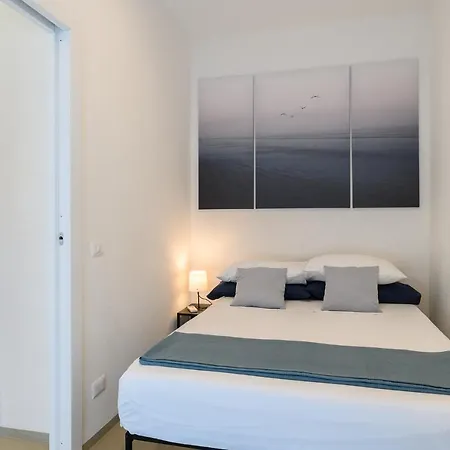 Modern & Cozy With Balcony Apartment *