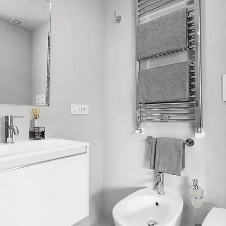 Modern & Cozy With Balcony Apartment Rome